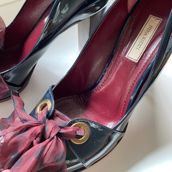 Nina Ricci navy patent leather high heel with burgundy bow - Picture 4 of 4